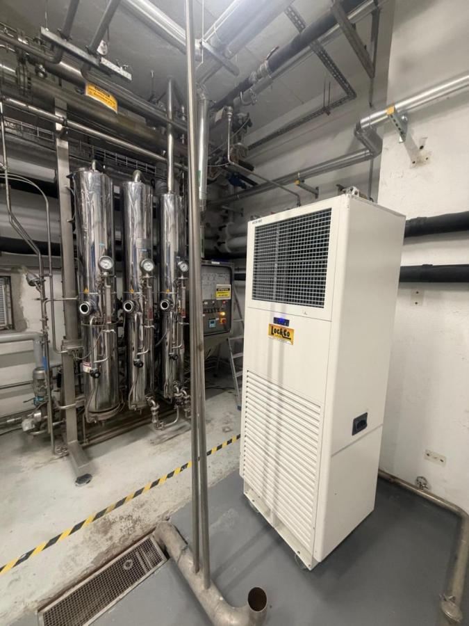 Location armoire de climatisation pour l'industrie pharmaceutique : sécuriser un local vapeur sans surdimensionner